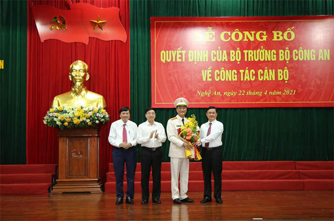 Lãnh đạo tỉnh Nghệ An tặng hoa chúc mừng Đại tá Phạm Thế Tùng, Giám đốc Công an tỉnh Nghệ An. Công bố quyết định Giám đốc Công an tỉnh Nghệ An