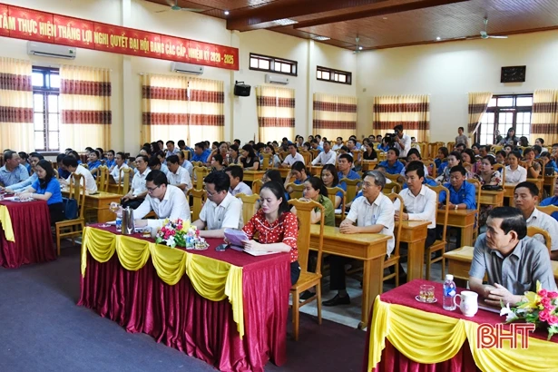 Bí thư Huyện ủy Lộc Hà đối thoại với cán bộ, đoàn viên công đoàn cơ sở