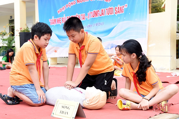 Trang bị kiến thức, kỹ năng giảm nhẹ rủi ro thiên tai cho học sinh tiểu học ở Hà Tĩnh