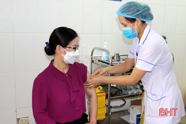 Triển khai tiêm vắc xin phòng Covid-19 tại 2 đô thị lớn ở Hà Tĩnh
