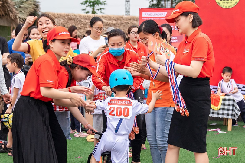 Sôi nổi giải đua xe đạp của các bé mầm non trường Trung Kiên