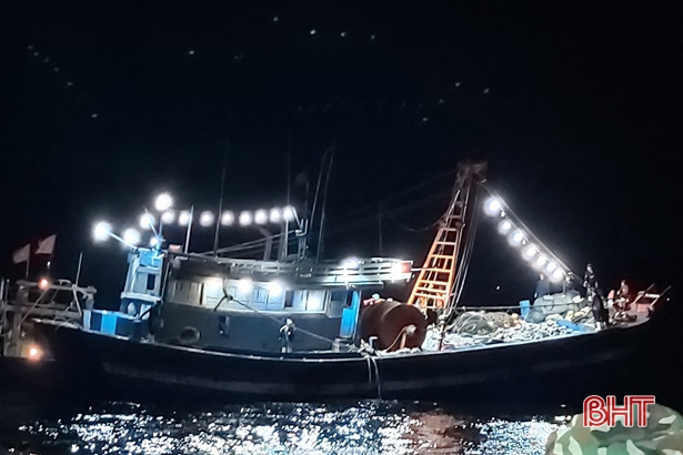 Bắt giữ 2 tàu cá ngoại tỉnh dùng giã cào đánh bắt sai vùng biển quy định