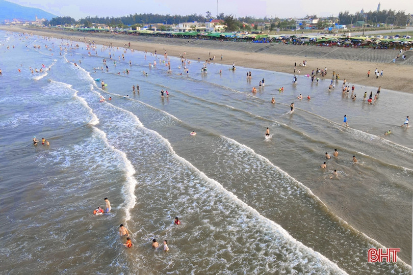 Vừa khởi động mùa du lịch, các bãi biển Hà Tĩnh đã nhộn nhịp du khách