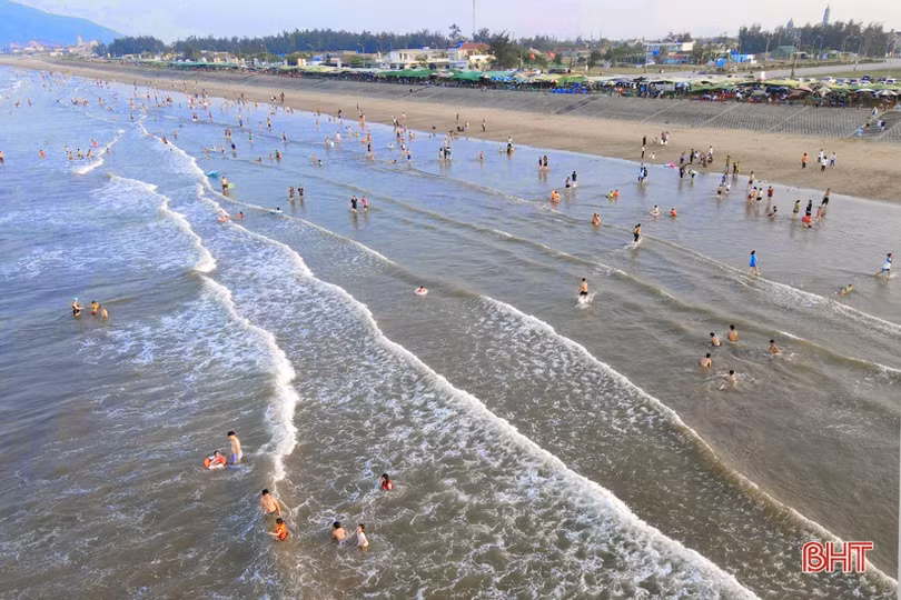 Vừa khởi động mùa du lịch, các bãi biển Hà Tĩnh đã nhộn nhịp du khách