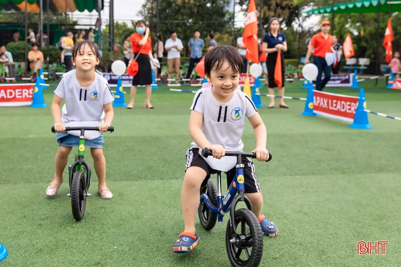 Sôi nổi giải đua xe đạp của các bé mầm non trường Trung Kiên