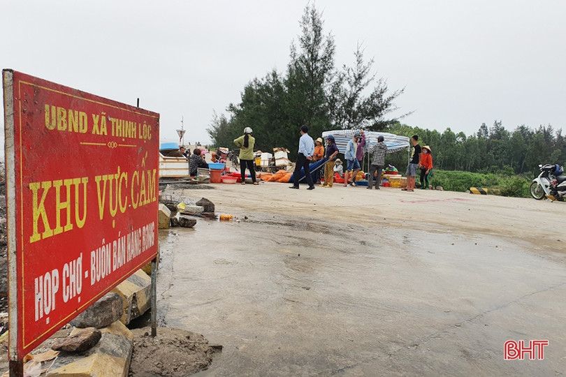 Dẹp chợ hải sản tự phát trên đường ven biển sau khi Báo Hà Tĩnh phản ánh