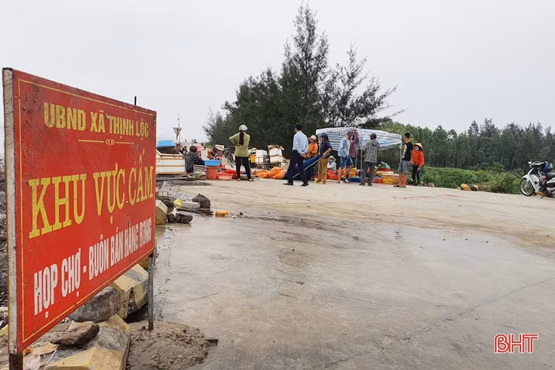 Dẹp chợ hải sản tự phát trên đường ven biển sau khi Báo Hà Tĩnh phản ánh