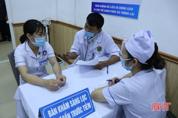 Triển khai tiêm vắc xin phòng Covid-19 tại 2 đô thị lớn ở Hà Tĩnh
