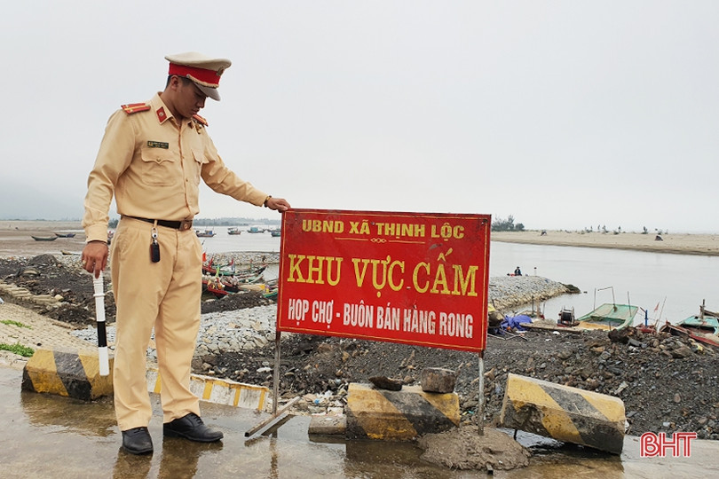 Dẹp chợ hải sản tự phát trên đường ven biển sau khi Báo Hà Tĩnh phản ánh