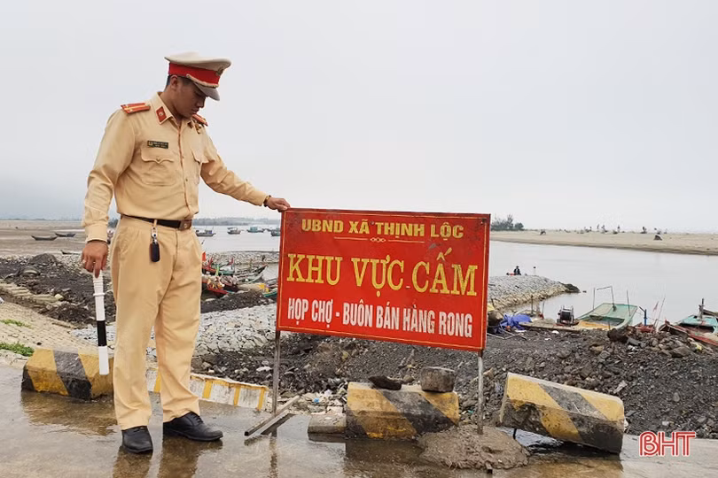 Dẹp chợ hải sản tự phát trên đường ven biển sau khi Báo Hà Tĩnh phản ánh