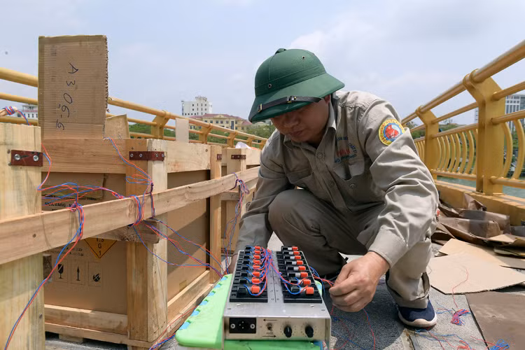 Cận cảnh trận địa pháo hoa tầm cao dịp Giỗ Tổ Hùng Vương