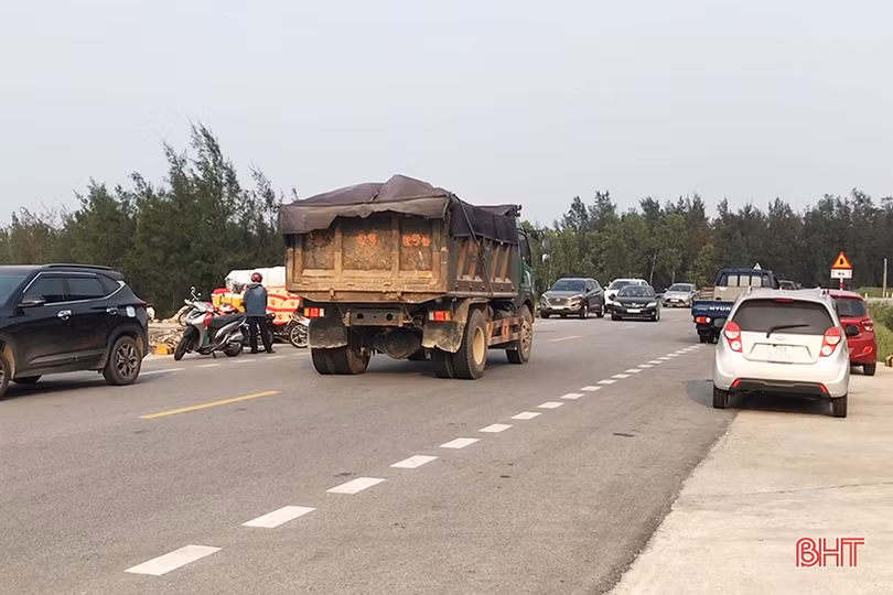 Tái diễn cảnh chợ hải sản tự phát lấn đường ven biển Hà Tĩnh