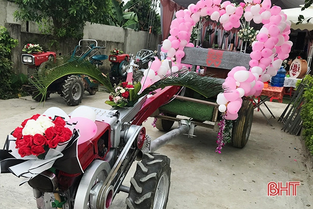 Hà Tĩnh: Rước dâu bằng... máy cày