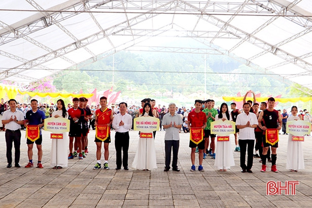 Khởi tranh Giải Bóng chuyền Cúp tứ hùng TX Hồng Lĩnh lần thứ nhất