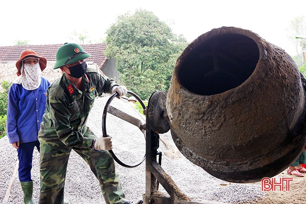 Gần 100 cán bộ, chiến sỹ giúp người dân miền núi Hà Tĩnh xây dựng nông thôn mới