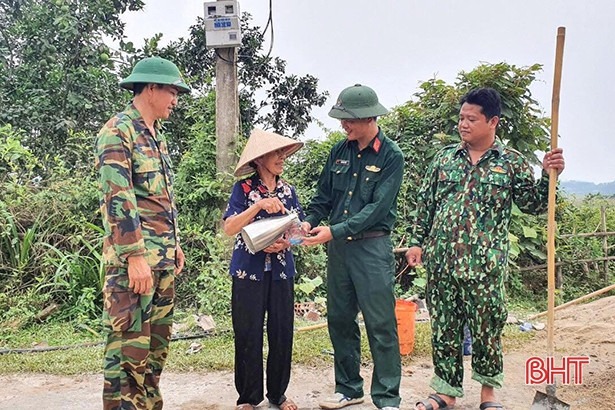 Gần 100 cán bộ, chiến sỹ giúp người dân miền núi Hà Tĩnh xây dựng nông thôn mới