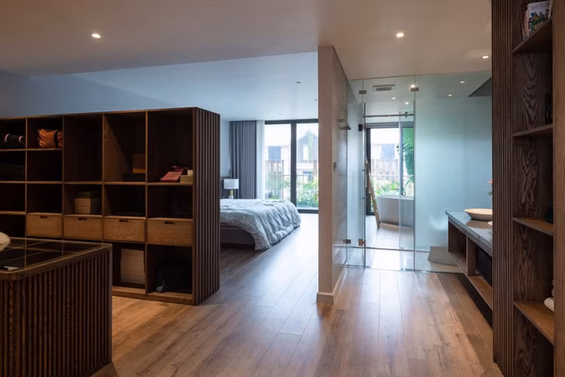 Cầu thang thép gỗ uốn lượn đi trên mặt nước - điểm nhấn độc đáo trong không gian nội thất