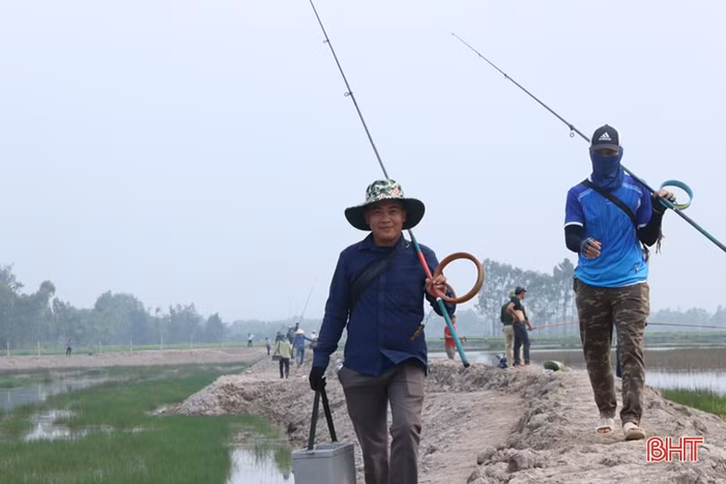 Gần 40 cần thủ Hà Tĩnh so tài câu cá lóc bằng bát cuốn tay 