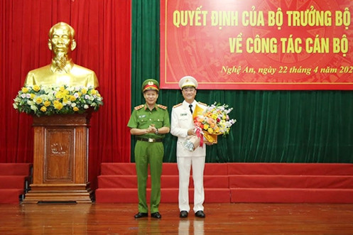Thứ trưởng Lê Quý Vương tặng hoa chúc mừng Đại tá Phạm Thế Tùng, Giám đốc Công an tỉnh Nghệ An. Công bố quyết định Giám đốc Công an tỉnh Nghệ An