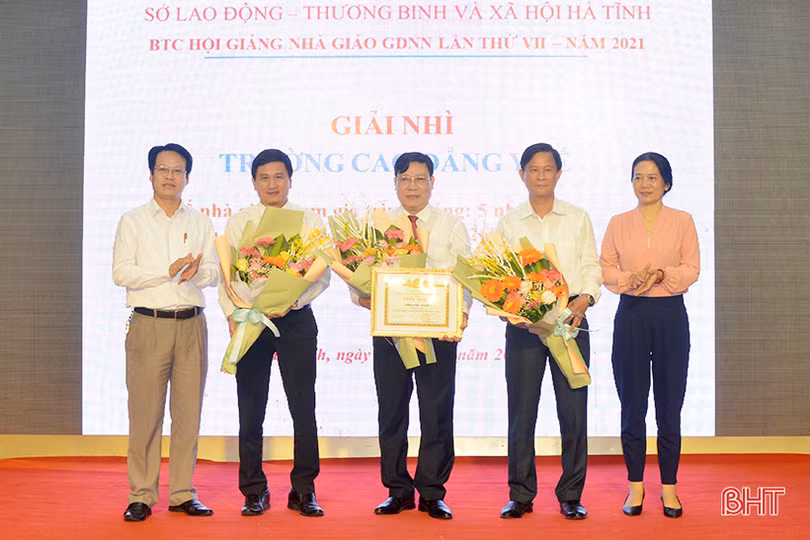 Vinh danh 32 nhà giáo Hà Tĩnh tại Hội giảng Nhà giáo giáo dục nghề nghiệp toàn tỉnh