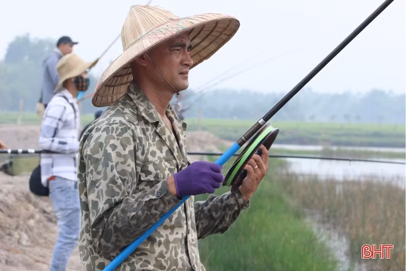 Gần 40 cần thủ Hà Tĩnh so tài câu cá lóc bằng bát cuốn tay 