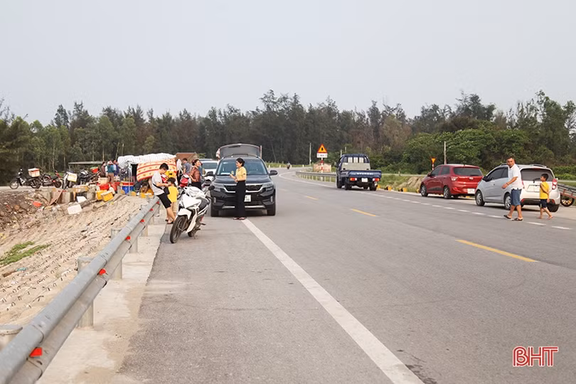 Tái diễn cảnh chợ hải sản tự phát lấn đường ven biển Hà Tĩnh