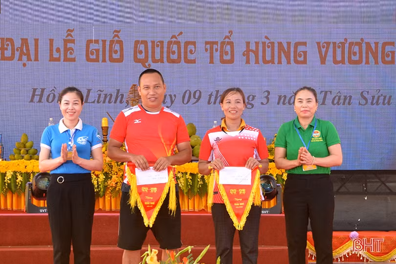 Sôi nổi giải kéo co chào mừng đại giỗ Quốc Tổ Hùng Vương năm 2021 tại Hà Tĩnh