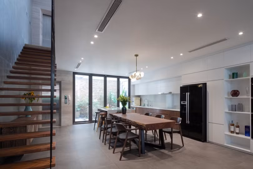 Cầu thang thép gỗ uốn lượn đi trên mặt nước - điểm nhấn độc đáo trong không gian nội thất