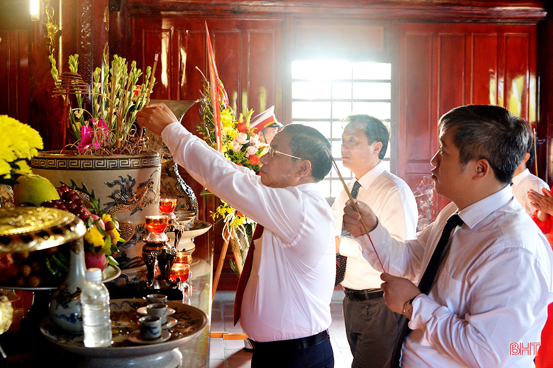 Lãnh đạo Hà Tĩnh dâng hương tưởng niệm Bác Hồ nhân kỷ niệm 75 năm Quốc khánh nước CHXHCN Việt Nam