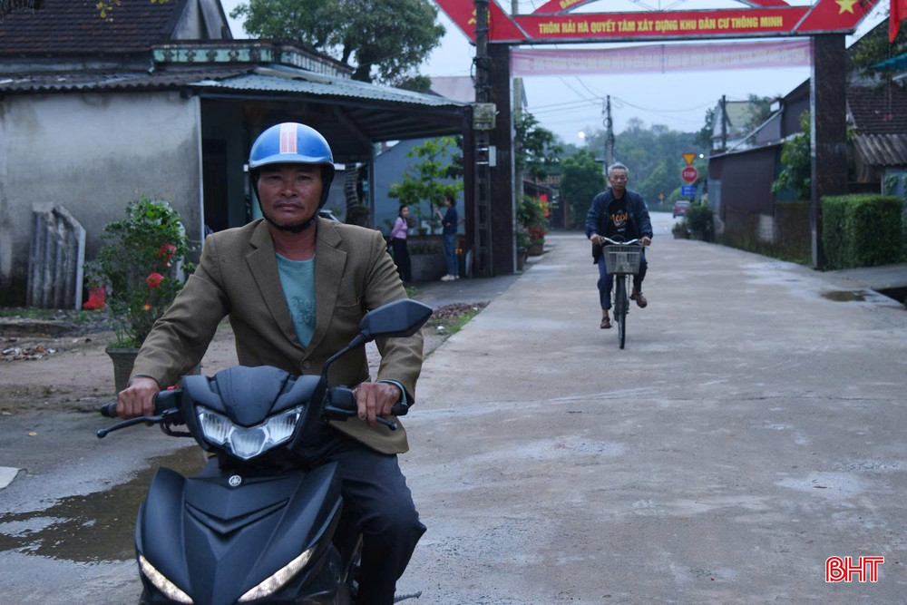 Từ mờ sáng, cử tri xã Kỳ Lạc đã di chuyển đến các khu vực bỏ phiếu để thực hiện nghĩa vụ công dân.