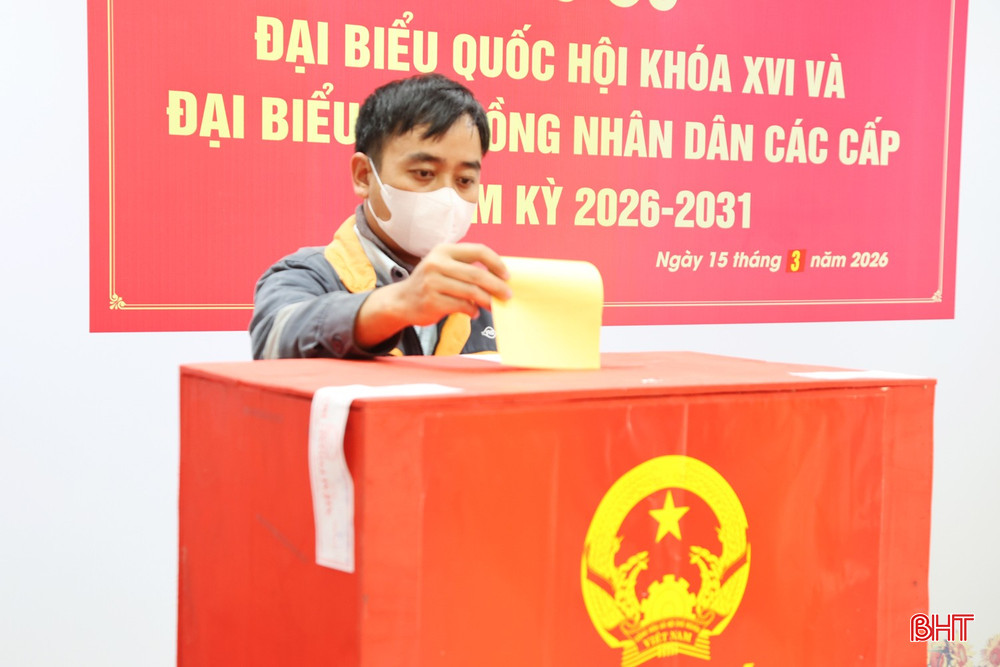 Tại khu vực bỏ phiếu số 15, Tổ bầu cử Công ty Formosa Hà Tĩnh tiến hành các bước bầu cử đảm bảo đúng luật định. Trong ảnh: công nhân Formosa Hà Tĩnh thực hiện quyền và nghĩa vụ công dân.