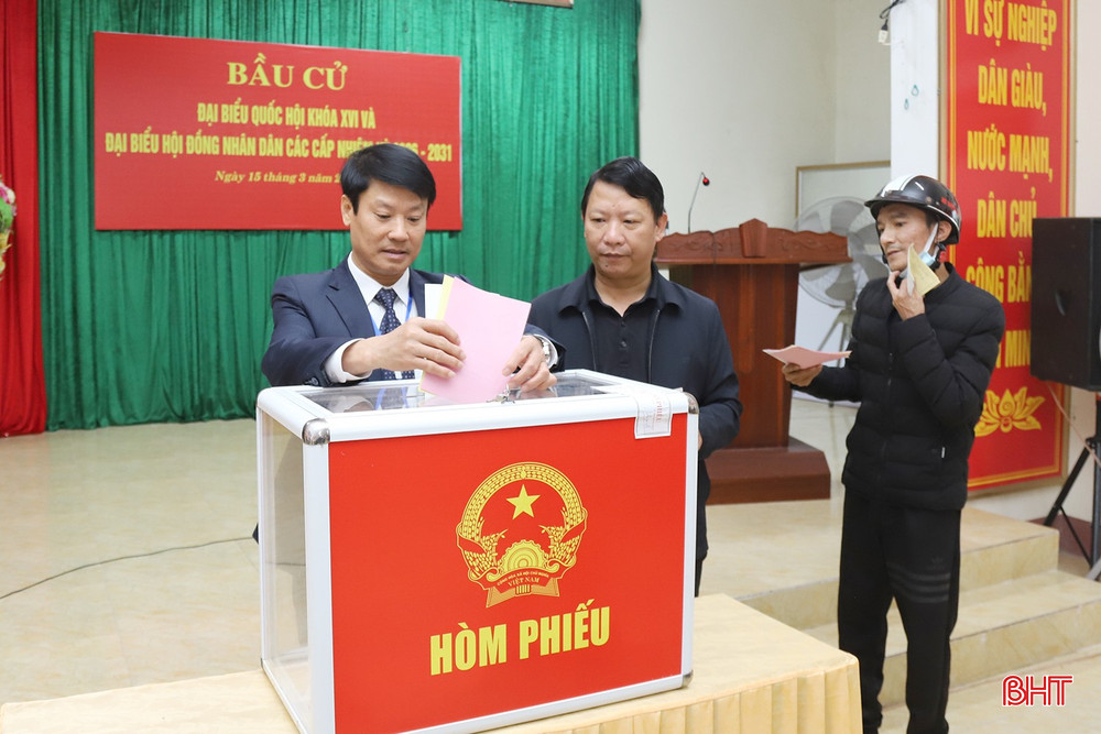 Đồng chí Trần Quang Tuấn - Ủy viên BTV Tỉnh ủy, Bí thư Đảng ủy - Chủ tịch HĐND phường Thành Sen và Phó Trưởng ban Thường trực Ban Tổ chức Tỉnh ủy Nguyễn Như Dũng tiến hành bỏ phiếu.