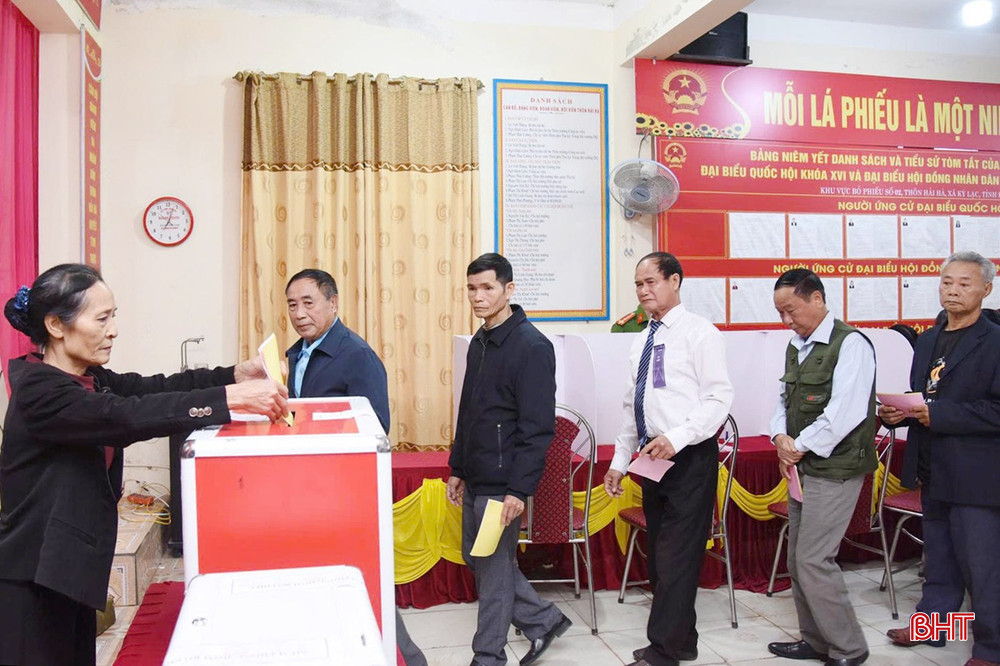 Dưới sự hướng dẫn của thành viên tổ bầu cử, cử tri xã Kỳ Lạc xếp hàng ngay ngắn, trật tự để thực hiện việc bỏ phiếu.