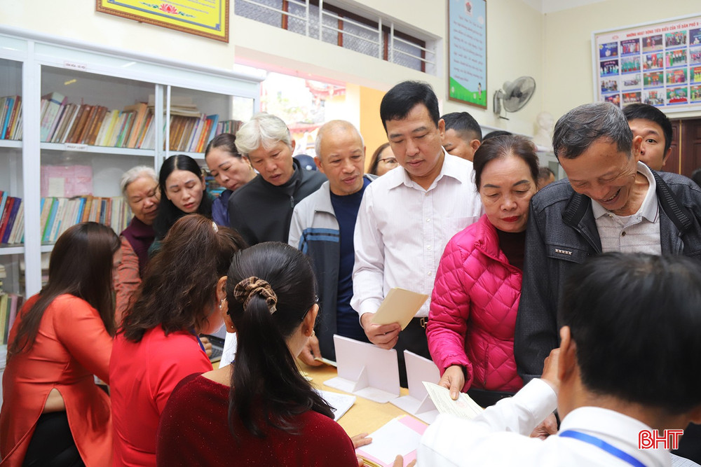 Chủ nhiệm UBKT Tỉnh ủy Trần Tú Anh và cử tri nhận phiếu bầu...