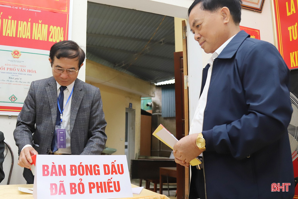 Các cử tri được đóng dấu đã bỏ phiếu sau khi hoàn thành nghĩa vụ công dân.