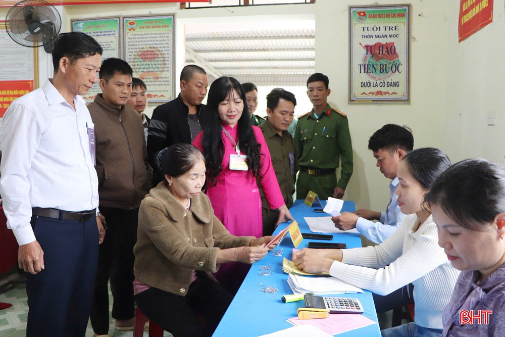 Hiện, 100% cử tri xã Vũ Quang hoàn thành việc bỏ phiếu. Trong đó có tổ bầu cử số 5 (thôn 4 ), có 811 cử tri, hoàn thành lúc 10h40; có 4 tổ vùng tái định cư hoàn thành trước 10h.