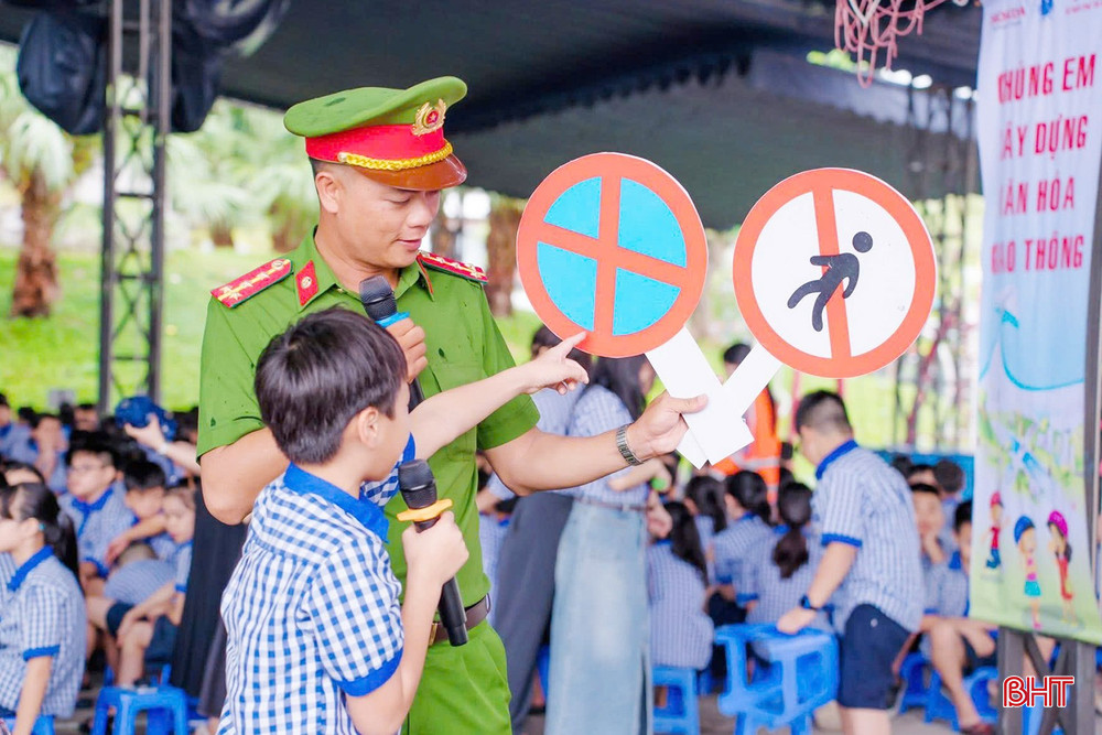 Công an phường Thành Sen tập trung cao công tác tuyên truyền pháp luật cho học sinh nhằm tạo môi trường học đường an toàn, lành mạnh, góp phần vào thành công chung của đại hội... bqbht_br_115.jpg