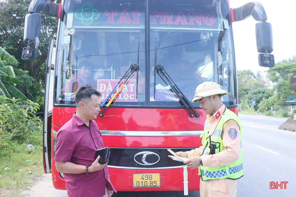Phòng CSGT (Công an tỉnh) chủ động tổ chức nắm tình hình, tăng cường lực lượng tuần tra, kiểm tra, kiểm soát tại các tuyến giao thông. bqbht_br_121.jpg