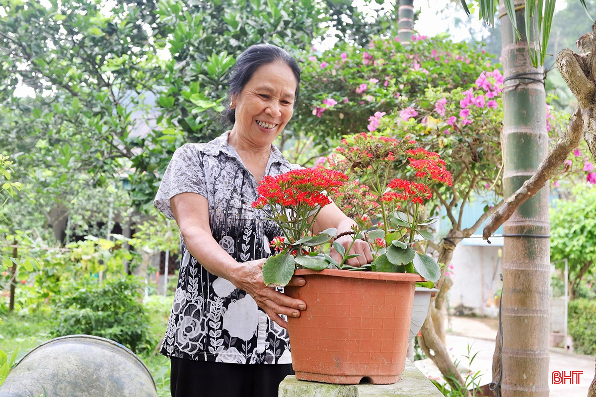 “ក្នុងឱកាសនេះ គ្រួសារខ្ញុំ និងអ្នកជិតខាងបានរួមគ្នាសម្អាតផ្លូវមុខផ្ទះ និងដាំផ្កាបន្ថែមទៀត ដើម្បីឲ្យផ្លូវកាន់តែបៃតង-ស្អាត-ស្រស់បំព្រង ឃើញមុខជនបទផ្លាស់ប្តូររាល់ថ្ងៃ គ្រប់គ្នាសប្បាយរីករាយ។—លោកស្រី Nguyen Thi Hoa (អ្នកស្រុកភូមិ១ ឃុំ An Phu) ចែករំលែក។ bqbht_br_img-4586-copy.jpg