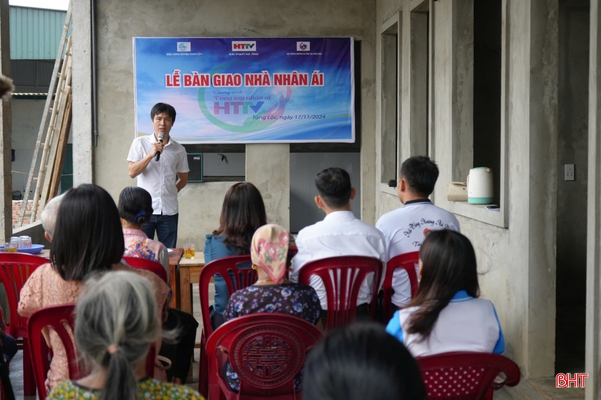 Nhà báo Trần Long - Phó Tổng Biên tập Báo Hà Tĩnh, người trực tiếp chỉ đạo và tổ chức các hoạt động từ thiện của chương trình Vòng tay nhân ái - BHT. bqbht_br_2.jpg