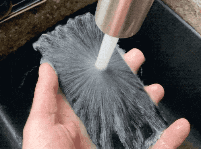 Hãy chú ý làm khô điện thoại nếu vệ sinh bằng cách đặt dưới vòi nước chảy. Ảnh: Cult Of Mac . Cách vệ sinh điện thoại ngừa Covid-19