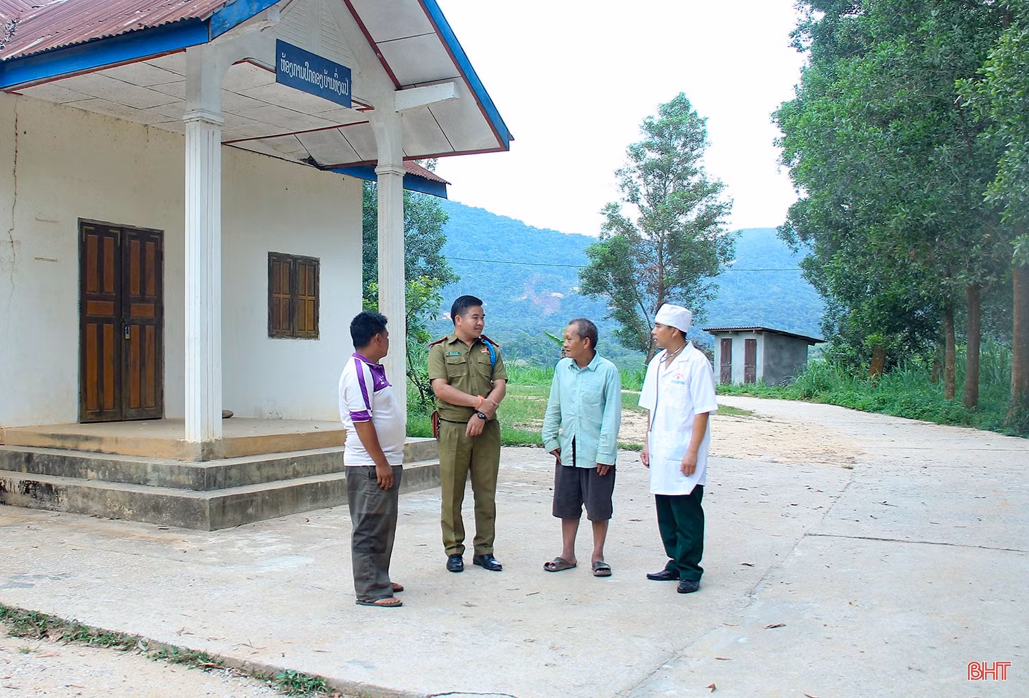 Những người con của đất nước Triệu Voi mang dòng máu Việt (bài 2): Thắt chặt tình đoàn kết nơi biên viễn