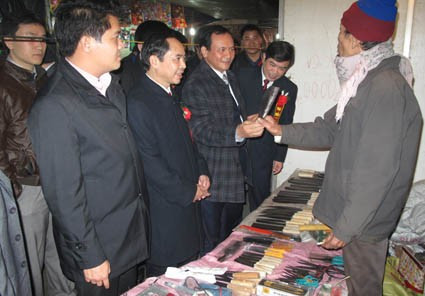 Lãnh đạo tỉnh và Sở Công thương thăm một gian hàng tai Hội chợ