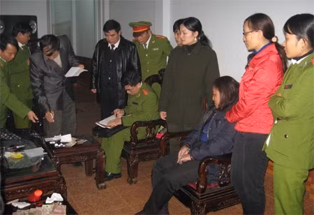Phòng cảnh sát ĐTTP về ma tuý phối hợp cùng công an huyện Thạch Hà bắt giữ, khám xét đối tượng Nguyễn Thị Tuyết (trú tại khối 11, thị trấn Thạch Hà) về hành vi tàng trữ, buôn bán trái phép chất ma tuý (16/12/2011)
