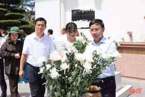  Thống đốc Ngân hàng Nhà nước dâng hương tại Khu di tích Ngã ba Đồng Lộc