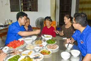 Ấm áp những bữa cơm nghĩa tình bên Mẹ Việt Nam Anh hùng