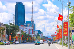 Góc phố, đường quê rực rỡ cờ hoa chào mừng ngày hội lớn của tỉnh nhà