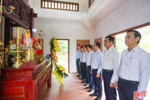 Lãnh đạo tỉnh dâng hương tưởng niệm các Tổng Bí thư Trần Phú, Hà Huy Tập
