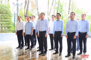 Thủ tướng Chính phủ Lê Minh Hưng dâng hương tại Khu di tích Ngã ba Đồng Lộc