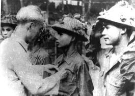 Bác Hồ gắn huy hiệu cho các chiến sỹ Điện Biên Phủ. Ảnh TL Bác Hồ gắn huy hiệu cho các chiến sỹ Điện Biên Phủ. Ảnh TL